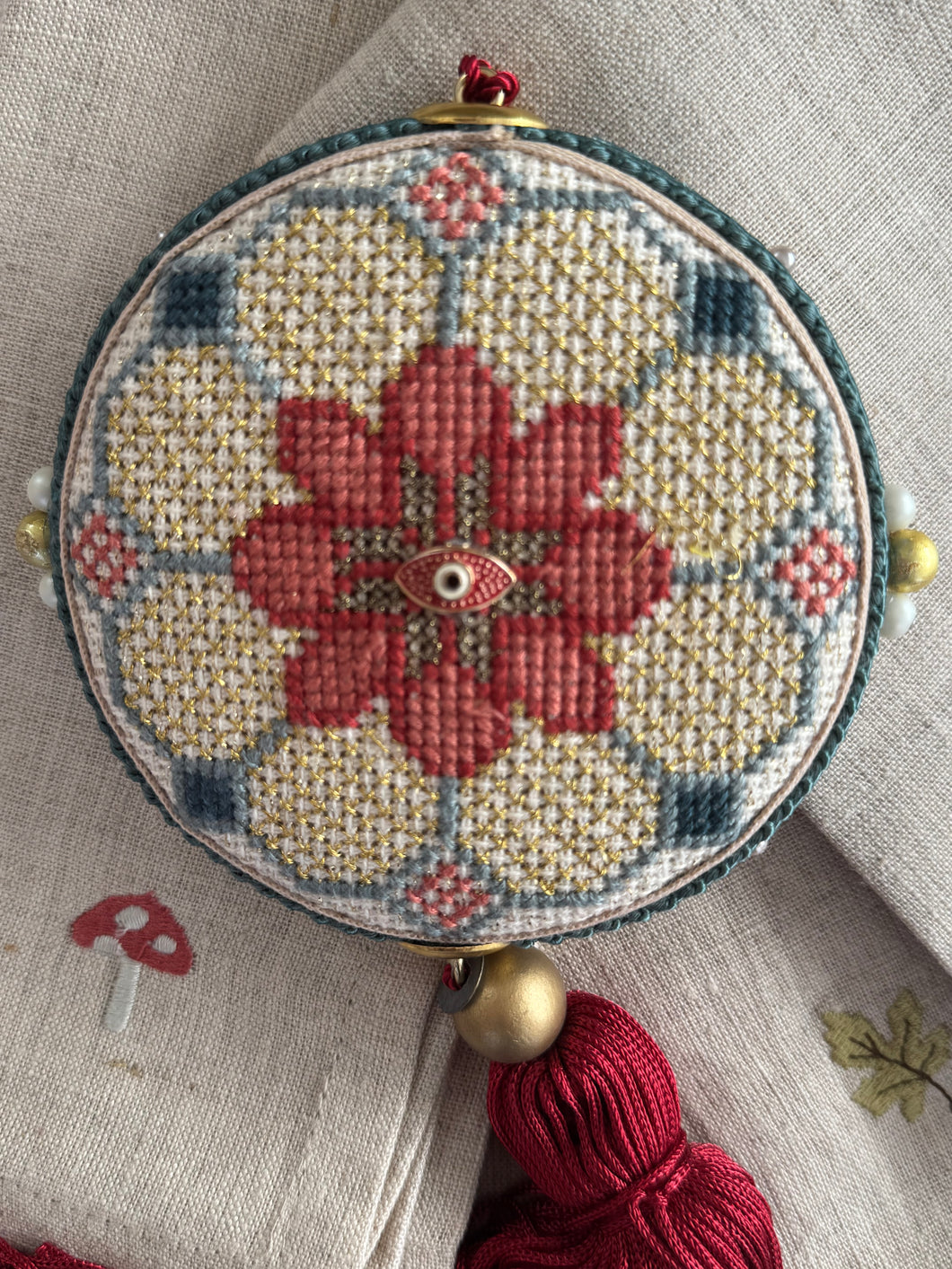 Round shaped charm in grey, gold and red ♥️